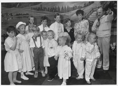 WAT003003318 Foto: zangeres Donja Pesey en Theo Lelie tussen de showende kinderen in Den lip.Dorpshuis de Wije Ilp was ...