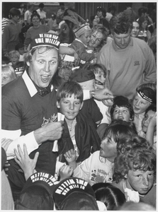 WAT003003352 Foto: ome Willem (Edwin Rutten) begeeft zich al dollend en grappen makend tussen de Landsmeerse ...