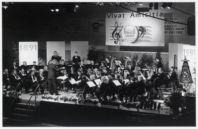 WAT003003354 Foto: de musici van Amicitia in vol ornaat tijdens het jubileumconcert van de honderdjarige ...