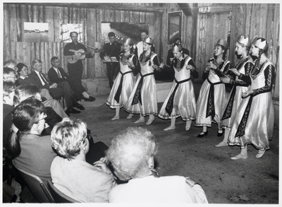 WAT003003370 In de schuur van Gerard de Vries, Armeens volksdansen.