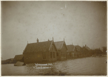 WAT003003506 Als gevolg van een zware noordwester storm brak in januari 1916 de Waterlandse Zeedijk tussen Monnickendam ...