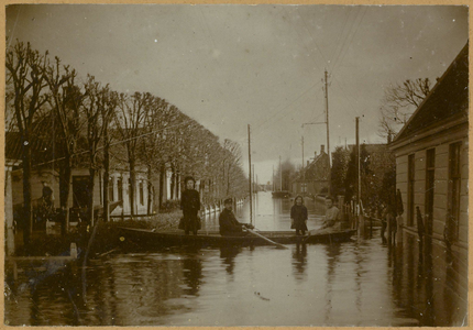 WAT003003509 Als gevolg van een zware noordwester storm brak in januari 1916 de Waterlandse Zeedijk tussen Monnickendam ...