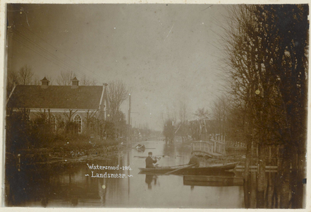 WAT003003507 Als gevolg van een zware noordwester storm brak in januari 1916 de Waterlandse Zeedijk tussen Monnickendam ...