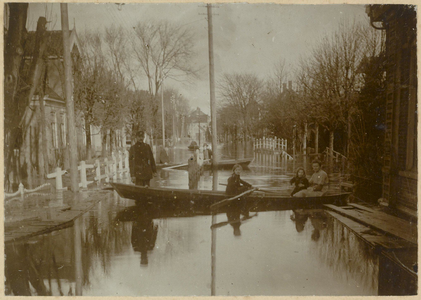 WAT003003508 Als gevolg van een zware noordwester storm brak in januari 1916 de Waterlandse Zeedijk tussen Monnickendam ...