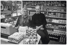 WAT003003655 Buurtwinkel 'Het Sparretje' sluit na 110 jaar zijn deuren.Foto: het echtpaar Teun en Marie Meester in hun ...