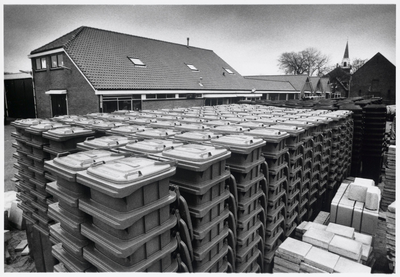 WAT003003671 Foto: Op de Gemeentewerf van Landsmeer was er een depot gemaakt voor achtduizend afvalcontainers. Deze ...