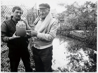 WAT003003674 Bewoners aan de Meerkoetstraat in Landsmeer zijn bezorgd over de vervuiling van hun sloot.Op de foto ...