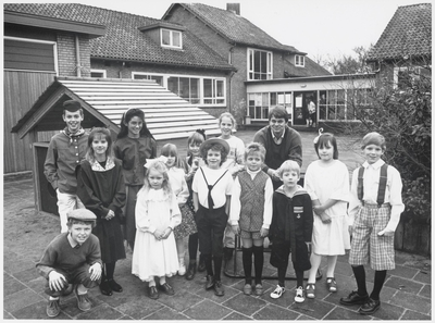WAT003003716 90 jarig bestaan de Hoeksteen Foto: leerlingen van De Hoeksteen in schoolkleding uit het begin van de 20e ...