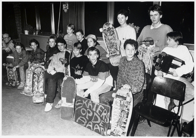 WAT003003760 Foto: Jongeren met hun skateboard kwamen op maandagavond 11 december 1989 naar de vergadering van de ...