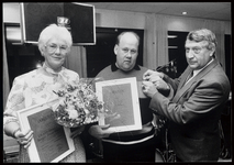 WAT003003772 Foto: De Landsmeerse voetbalclub IVV -voorzitter Roel van Rooy prikt Cor Dobber het speldje behorend bij ...