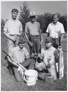 WAT003003793 De winnende ploeg van de NNC-viswedstrijd Baarsclub Landsmeer-Den lip: (staand v.l.n.r.) René Bakker, ...