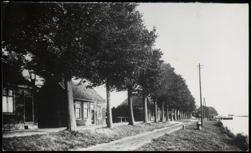 WAT003003844 Trambaan ter hoogte van Ilpendam waar de tram ( Het Boemeltje van Purmerend ) reed.Rechts achter: de pontveer