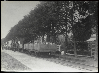 WAT003003845 Een gemengde tram, bestaande uit locomotief, drie personenrijtuigen, één gesloten goederenwagon en twee ...