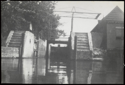 WAT003003852 Brug en sluis nabij de Kerkstraat.