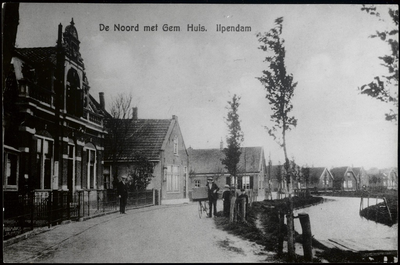 WAT003003860 Pand links: woonhuis gebouwd in 1889. Op 9 december 1916 is dit pand aangekocht door de gemeente Ilpendam. ...