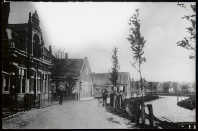 WAT003003864 Links het oude Raadhuis van Ilpendam.Op 9 december 1916 is dit pand aangekocht door de gemeente Ilpendam ...