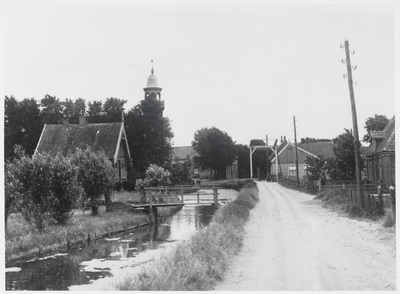 WAT003003879 Foto rechts: de ( stenen) rijweg met in het midden een paardenpad.De ophaalbrug werd in 1935 vervangen ...