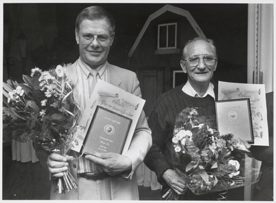 WAT003003924 Ilper Edison winnaars Henk Vos en Klaas Broers werden in het zonnetje gezet.Locatie: het dorpshuis De Wije ...