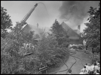 WAT003003945 Foto: Een grote uitslaande brand heeft zaterdagochtend 10 september 1988 het complex van 'Sauna Den Ilp' ...