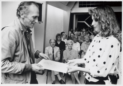 WAT003003951 Presentatie van het boekje “ Toen 1935-1945 over crisistijd en oorlog’Foto: Tanja Wals overhandigt haar ...