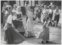 WAT003004001 Foto: De deelnemers aan de Ilpendamse spelweek oefenen voor het afsluitende Spaanse feest, dat gehouden ...