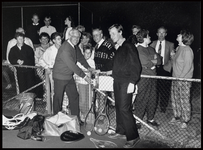 WAT003004159 Tienjarig bestaan van Tennisvereniging Ilpendam.Foto: Met een druk op de knop ontsteekt burgemeester K, ...