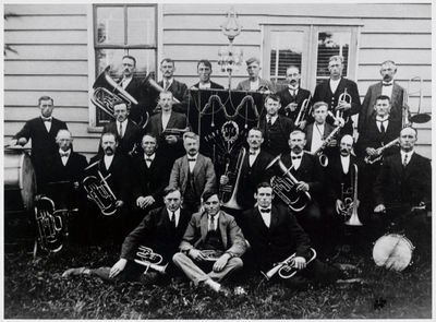 WAT003003991 Foto van het fanfarekorps De Eendracht te Den Ilp, opgericht in 1891.Op de foto voorste rij v.l.n.r. ; A. ...