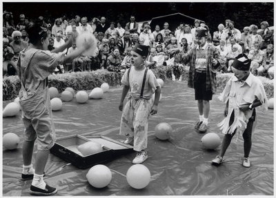 WAT003004017 Kindercircus in Ilpendam.Foto: De clowns van jeugdcircus llpendam vermaakten het 'hooggeëerd publiek' met ...