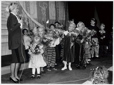 WAT003004021 Kindermodeshow in Dorpshuis de Wije Ilp. (hoogstwaarschijnlijk)