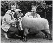 WAT003004113 Neerlands beste Hampshireschaap (Nederlands kampioen) komt uit Den lip.Foto: Alice en Herman Hoff met ...