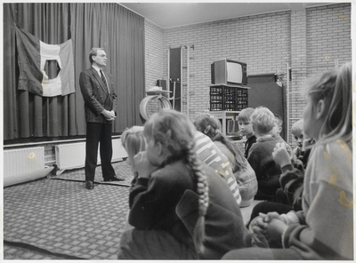 WAT003004135 Wethouder D.J. van de Lugt van de VVD houdt toespraak voor groep kinderen.