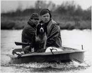 WAT003004141 De Jacht. Doorweekt staat de springer spaniel Pluto 'op de uitkijk' in de boot. Baas John Traksel heeft ...