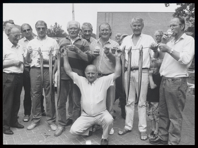 WAT003004167 Strijd om best gerookte aal van Waterland.Foto: v.l.n.r. Klaas Broers, Cor Bosschieier, Bertus Goede, Ruud ...