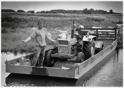 WAT003004215 Je moet er wat voor over hebben als boer in Waterland.