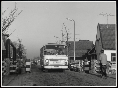 WAT003004348 Bus van de fa. Hooyberg uit De Rijp, personeelsvervoer Van Gelder Papier.