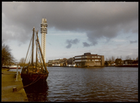 WAT003004395 Foto: Veerdijk met uitzicht op de fabriek van Gerkens, nu Cargill Cacoao ( Veerdijk nummer 82) en de ...