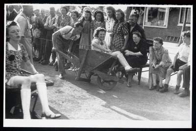 WAT003004472 Foto genomen tijdens de buurtfeesten in de zomer van 1945, in Wormer.Op de achtergrond de winkel van ...