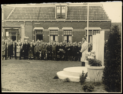 WAT003004473 Foto: jeugdige inwoners van Wormer luisterend naar de herdenkingstoespraak van burgemeester Amelius ...