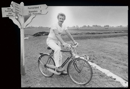 WAT003004499 Foto : Maarten Buitenhuis naast een van de houten wegwijzers die de gemeente Ilpendam heeft neergezet om ...