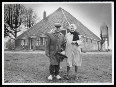 WAT003004501 Echtpaar 60 jaar getrouwd.Foto : Dirk de Heer met zijn vrouw Trijntje Laan voor hun stolpboerderij de ...