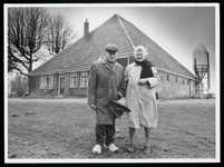 WAT003004501 Echtpaar 60 jaar getrouwd.Foto : Dirk de Heer met zijn vrouw Trijntje Laan voor hun stolpboerderij de ...