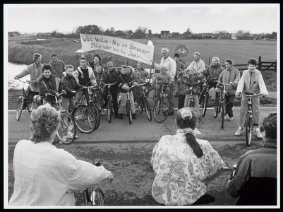 WAT003004594 Foto: M. Konijn (tussen verkeersbord en 'spandoek) met medestanders bij de gevaarlijke oversteek. „Aan de ...