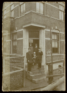 WAT003004886 Het nieuwe Hotel De Jong. De man met pet achteraan is Willem Breekveldt, rechts voor staat Govert de Jong, ...
