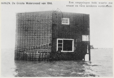 WAT003005016 Als gevolg van een zware noordwester storm brak in januari 1916 de Waterlandse Zeedijk tussen Monnickendam ...
