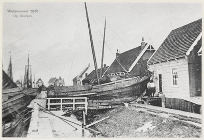 WAT003005017 Als gevolg van een zware noordwester storm brak in januari 1916 de Waterlandse Zeedijk tussen Monnickendam ...