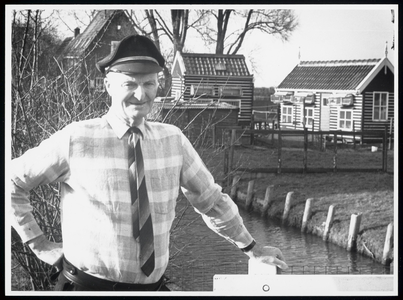 WAT003005026 Jaap Visser (Jaap van Outger), rechts de duivenhokken van Jaap Kaars bij het oude erf.