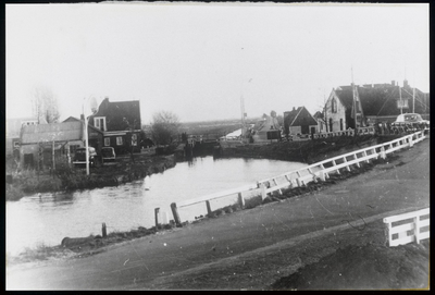 WAT003005117 Sluis vanuit Beemster Ringvaart, Loodgietersbedrijf Pasterkamp, Restaurant De Koggehoorn 