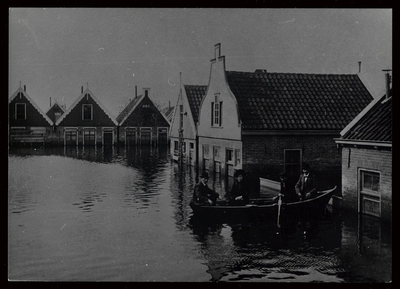 WAT003006164 Als gevolg van een zware noordwester storm brak in januari 1916 de Waterlandse Zeedijk tussen Monnickendam ...