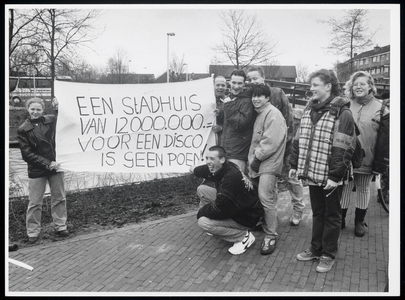 WAT003006207 Protesten jongeren voor disco