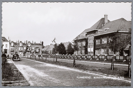 WAT002003189 Helemaal rechts de Rijks H.B.S gebouwd in 1922-1925 als Rijks Hogere Burger School met conciërgewoning. ...